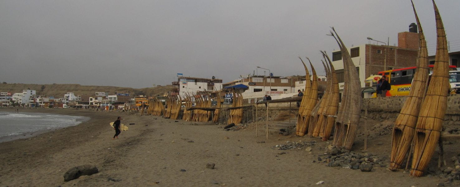 Caballitos de totora boats on the beach in Huanchaco, Perúin Huanchaco, Perú